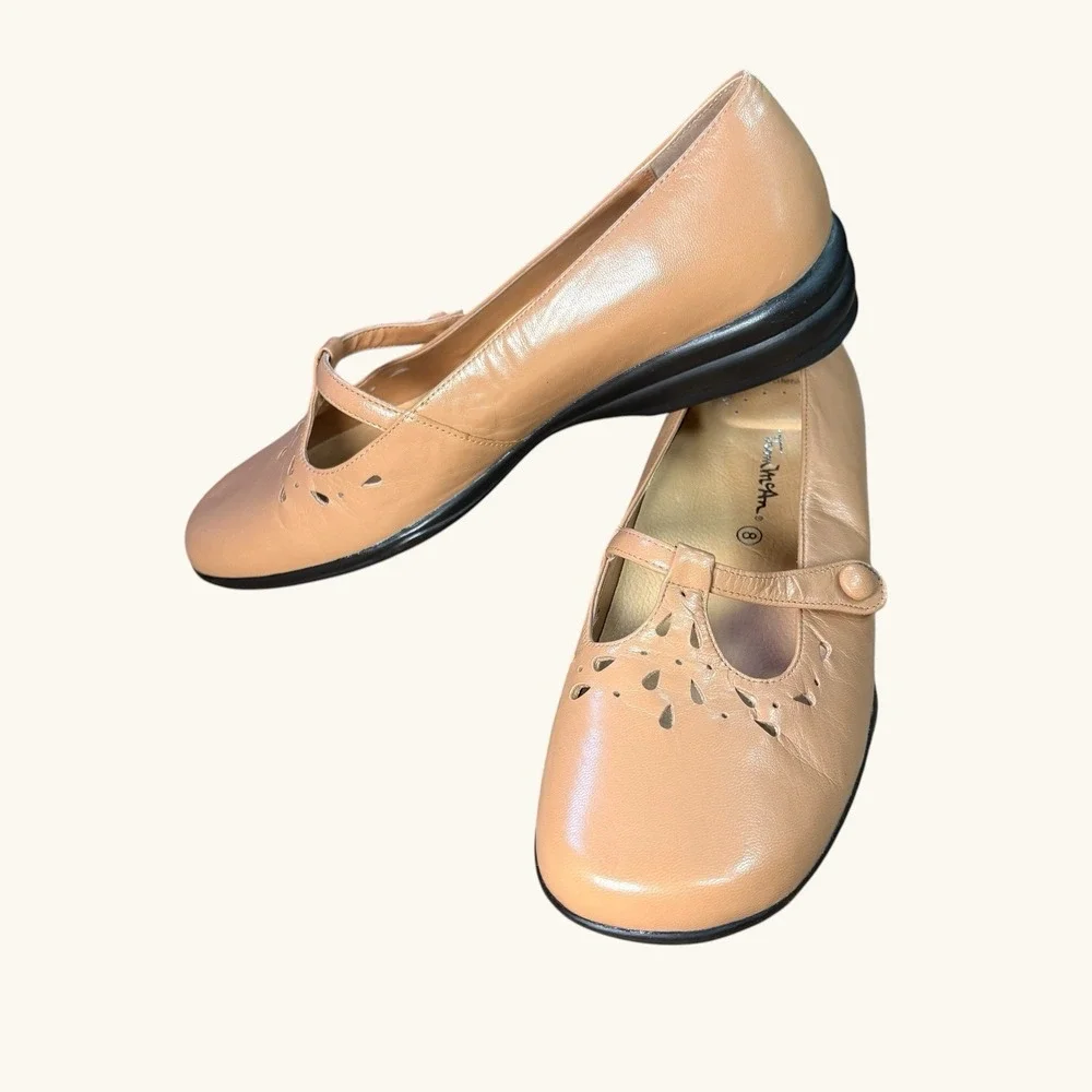 Thom McAn Leather Mary Jane Comfort Shoes‎ Tan Cutout Flats Women's Size 8
